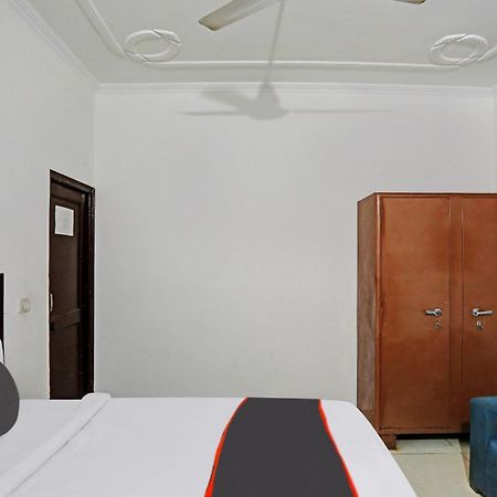 Collection O Mayank Guest House Near Iskcon Temple Noida Kālkāji Devi Exteriör bild