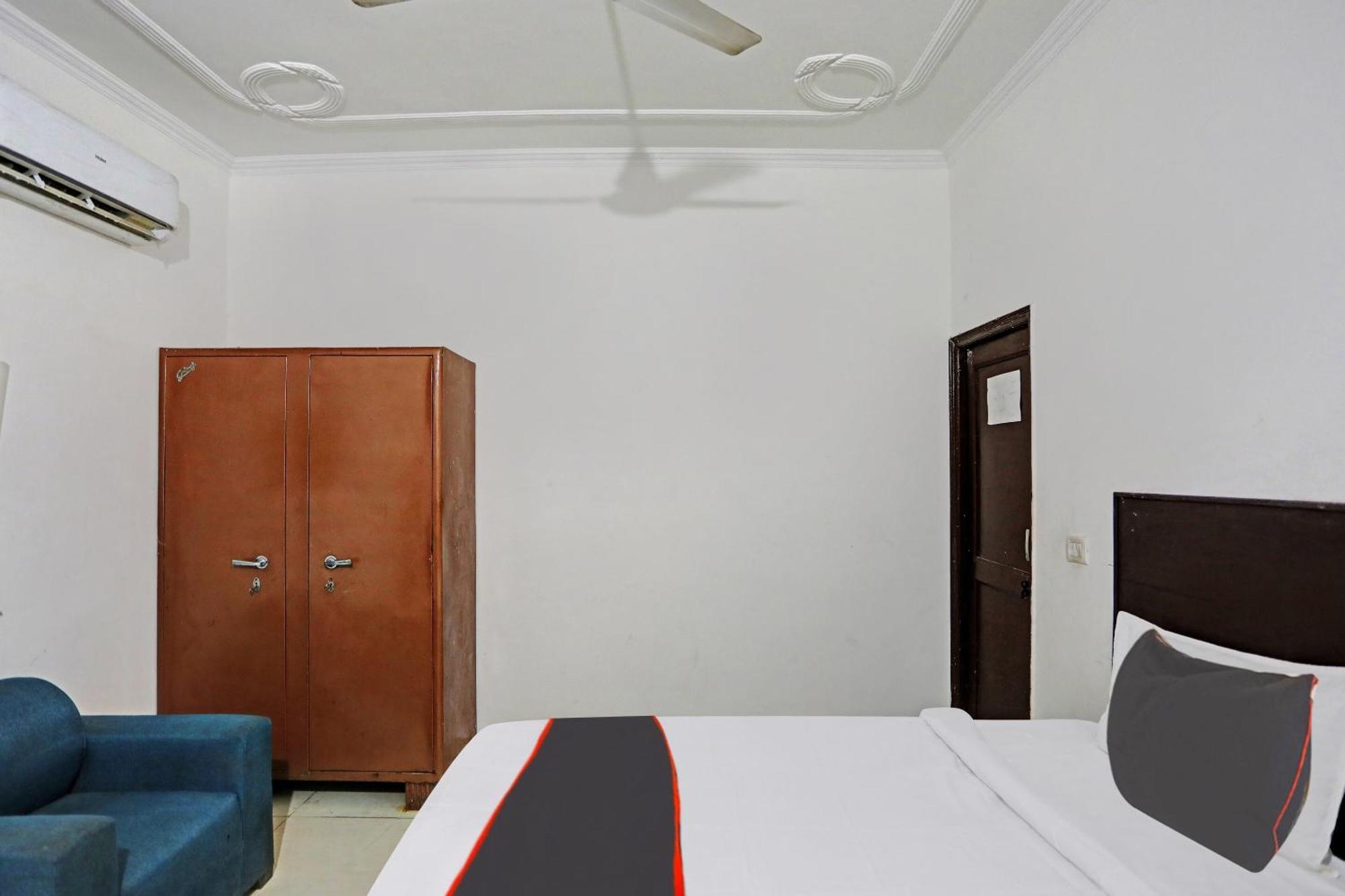 Collection O Mayank Guest House Near Iskcon Temple Noida Kālkāji Devi Exteriör bild