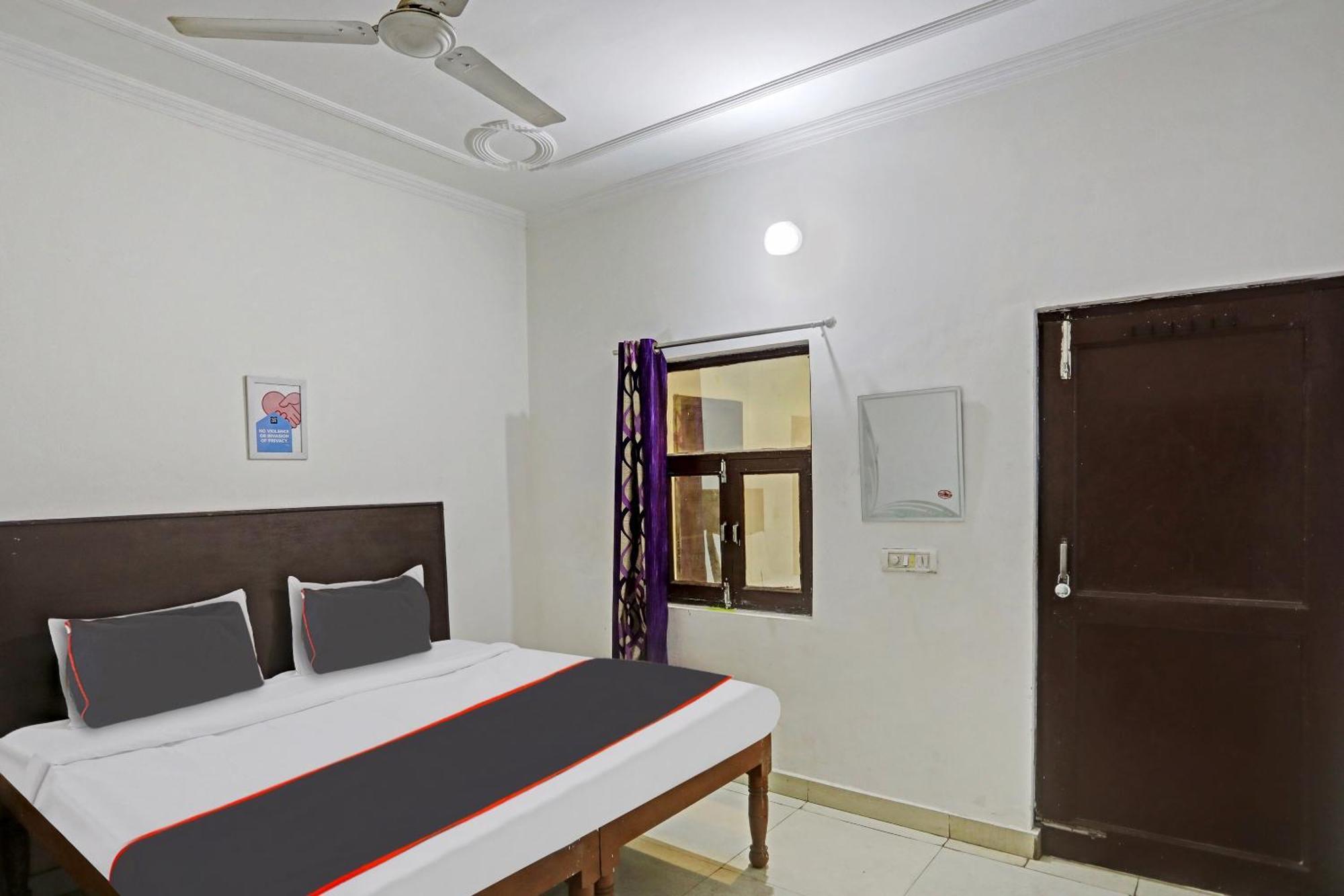 Collection O Mayank Guest House Near Iskcon Temple Noida Kālkāji Devi Exteriör bild