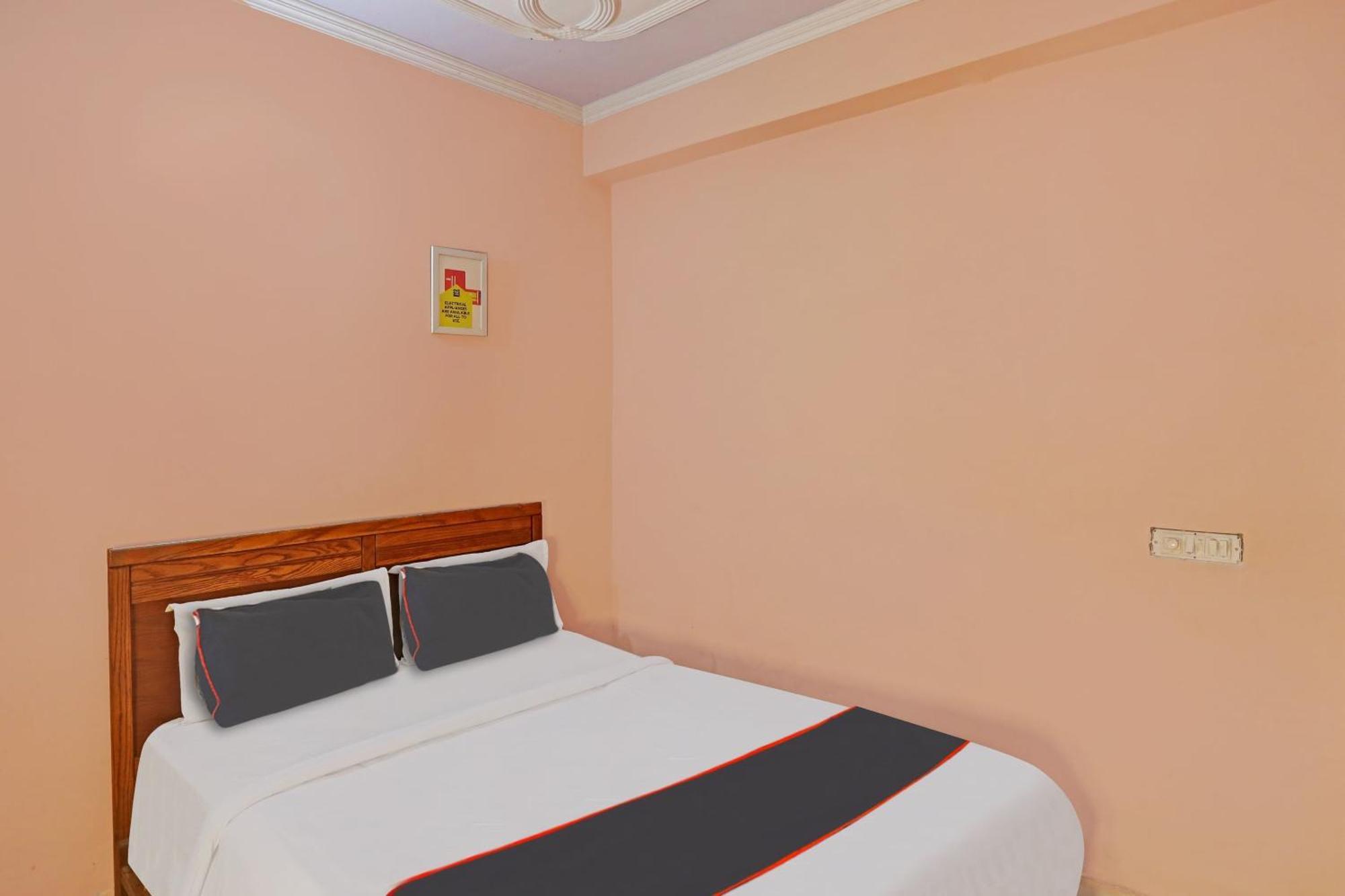 Collection O Mayank Guest House Near Iskcon Temple Noida Kālkāji Devi Exteriör bild