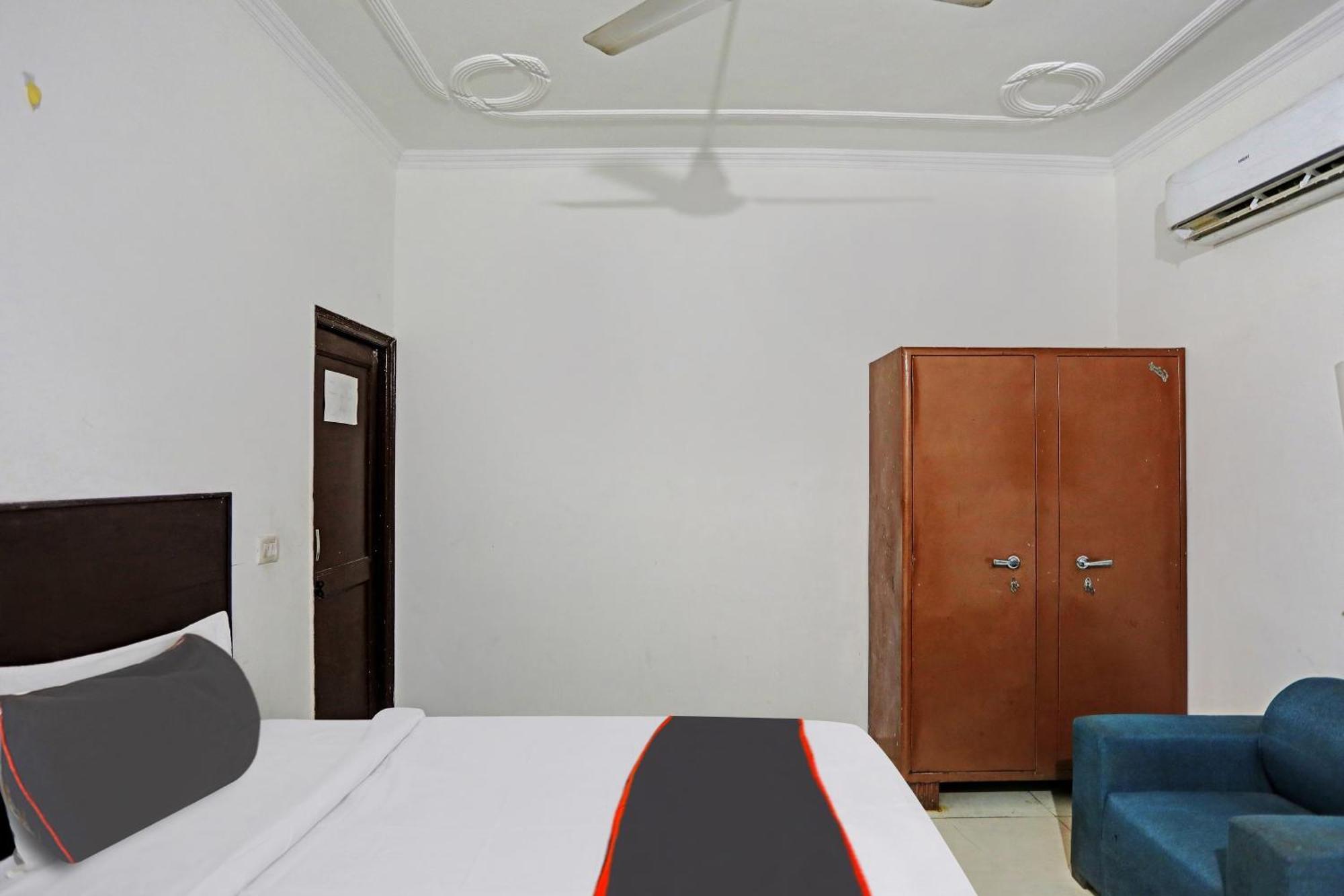 Collection O Mayank Guest House Near Iskcon Temple Noida Kālkāji Devi Exteriör bild