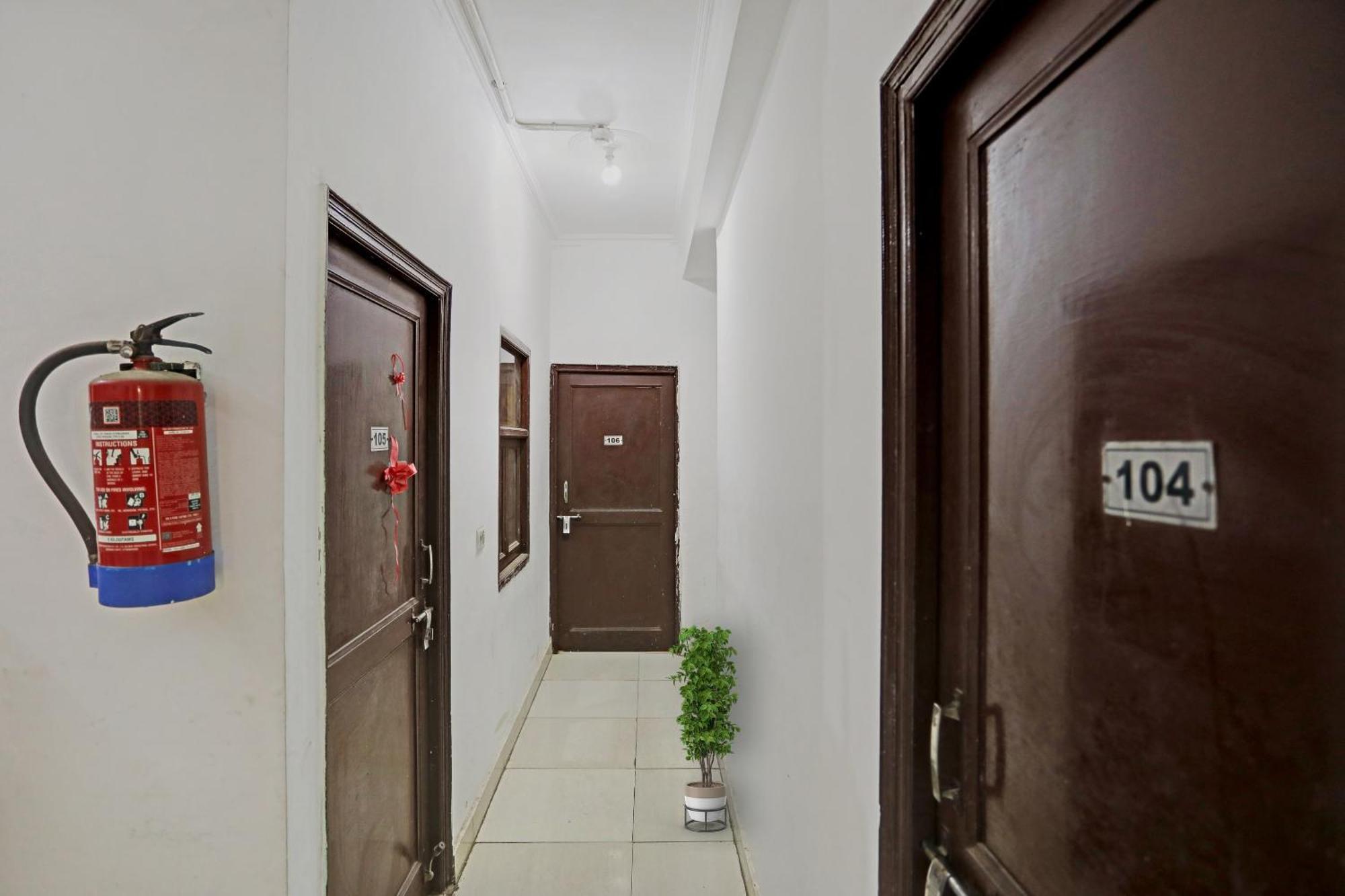 Collection O Mayank Guest House Near Iskcon Temple Noida Kālkāji Devi Exteriör bild